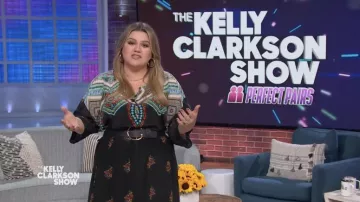 Johnny a été imprimé robe longue portée par Kelly Clarkson dans The Kelly Clarkson Show