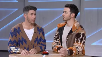Amiri Zip Printed Fur Jacket porté par Kevin Jonas comme on le voit dans The Kelly Clarkson Show