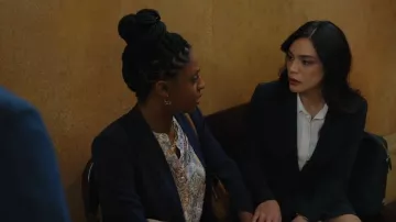 Chemisier en soie extensible à manches longues Vince Slim-Fit porté par ADA Samantha Maroun (Odelya Halevi) vu dans Law & Order (S22E16)