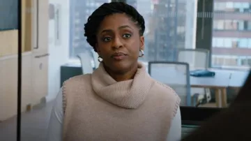Theory Cashmere Sweat Pull Gilet porté par Julia McAllister (Emma Van Lare) comme on le voit dans Law & Order (S22E16)