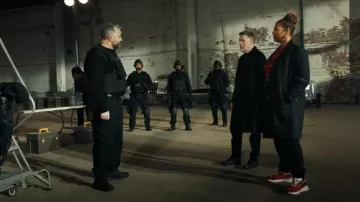 Alexander McQueen Sprint Runner Sneakers en negro usadas por Robyn McCall (Queen Latifah) como se ve en The Equalizer (S03E13)