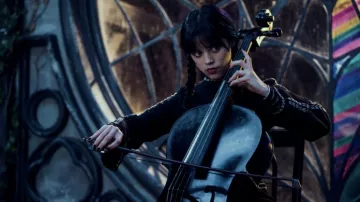 Suéter de manga larga de Zara usado por Wednesday (Jenna Ortega) como se ve en el programa de televisión del miércoles (Temporada 1)