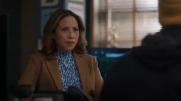 Boss Frag Mock Neck Top porté par la détective Crystal Morales (Elizabeth Rodriguez) vu dans l’est de New York (S01E17)