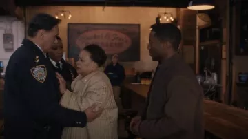 H&M Regular Fit Teddy Overshirt usado por el oficial Andre Bentley (Lavel Schley) visto en East New York (S01E17)