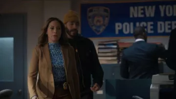 Rag & Bone Nancy Blazer porté par la détective Crystal Morales (Elizabeth Rodriguez) vu dans East New York (S01E17)