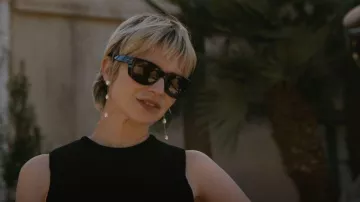Tom Ford Carson Acetate Wraparound Sunglasses usados por Naomi Pierce (Annabelle Dexter-Jones) como se ve en Succession (S04E01)