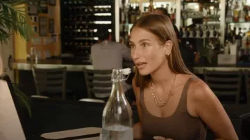 SKIMS Soft Smoothing Thong Bodysuit usado por Amanda Batula como se ve en Summer House (S07E07)