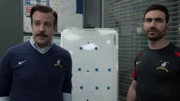 AFC Richmond Men’s Nike Club Fleece Sweatshirt porté par Ted Lasso (Jason Sudeikis) vu dans Ted Lasso (S03E03)