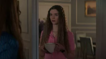 Robe Maje Radene portée par Darcy Ayres (Megan Best) vue dans The Watchful Eye (S01E09)