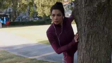 Lululemon It's Ru­lu Run Cropped Half Zip worn by Helen Tasker (Ginger Gonzaga) as seen in True Lies (S01E05)