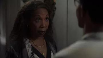 Collar colgante Madewell Muse usado por Helen (Taylar Fondren) como se ve en The Watchful Eye (S01E09)