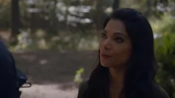 Kendra Scott Her­ring­bone Chain Neck­lace worn by Helen Tasker (Ginger Gonzaga) as seen in True Lies (S01E05)