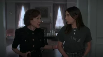 Vestido de camisa de estilo militar Gucci usado por la Sra. Ivey (Kelly Bishop) como se ve en The Watchful Eye (S01E10)