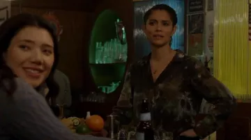 Bella Dahl Tie Dyed Flowy Shirt porté par Stella Kidd (Miranda Rae Mayo) vu dans Chicago Fire (S11E16)