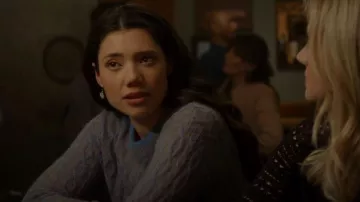 Veronica Beard Riola Suéter usado por Violet Mikami (Hanako Greensmith) como se ve en Chicago Fire (S11E16)