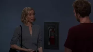Bouton Théorie Placket Henley Pull en cachemire porté par Hannah Asher (Jessy Schram) vu dans Chicago Med (S08E17)