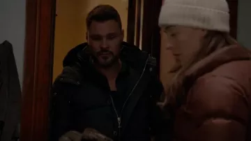 Moose Knuckles Faux-fur Trim Padded Parka usada por Adam Ruzek (Patrick Flueger) como se ve en Chicago P.D. (S10E16)