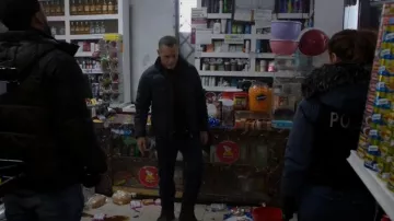 Canada Goose Wyndham Parka usada por Hank Voight (Jason Beghe) como se ve en Chicago P.D. (S10E17)