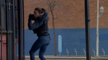 Chaqueta Pajar Cordova Fox Fur Down Bomber usada por Kim Burgess (Marina Squerciati) vista en Chicago P.D. (S10E17)