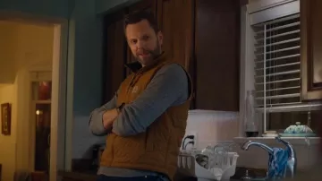 Carhartt Rain Defender Chaleco aislante ligero de ajuste relajado usado por Frank Shaw (Joel McHale) como se ve en Control de animales (S01E06)