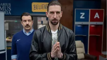 Chaqueta bomber de cuero Versace Greca usada por Zava (Maximilian Osinski) en Ted Lasso (Temporada 3 Episodio 3)