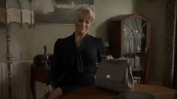Dolce & Gabbana Medium Sicily Shoulder Bag usado por Rebecca Welton (Hannah Waddingham) como se ve en Ted Lasso (S03E03)