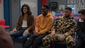 Un mono® de baño monstruo Camuflaje-Print Pantalones de chándal usados por Isaac McAdoo (Kola Bokinni) como se ve en Ted Lasso (S03E03)