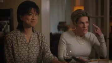 Nydj Semisheer Pintuck Chemisier porté par Katherine Saville (Grace Park) vu dans A Million Little Things (S05E08)
