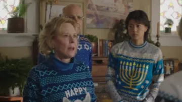Tipsy Elfes Hanoukka Pulls portés par Katherine Saville (Grace Park) comme on le voit dans A Million Little Things (S05E08)