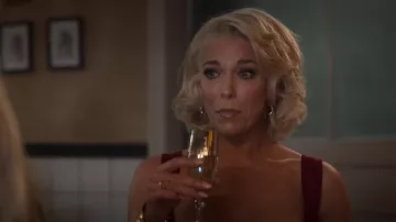 Shaun Leane Serpent’s Trace Hoop Earrings porté par Rebecca Welton (Hannah Waddingham) vu dans Ted Lasso (S03E03)