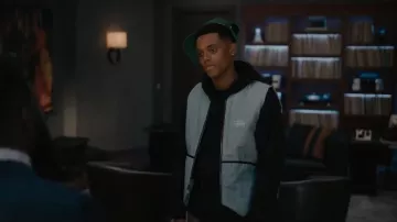 Logotipo de Stüssy Gilet de lona bordado usado por Will Smith (Jabari Banks) como se ve en Bel-Air (S02E06)