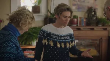 Elfes Tipsy Tacky Ugly Hanoukka Pull porté par Greta Strobe (Cameron Esposito) comme on le voit dans A Million Little Things (S05E08)