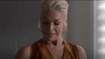 Shaune Leane Rose Thorn Large Hoop Boucles d’oreilles portées par Rebecca Welton (Hannah Waddingham) comme on le voit dans Ted Lasso (S03E03)