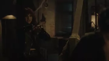 Chaqueta de cuero Danier usada por Harper Row (Fallon Smythe) como se ve en Gotham Knights (S01E03)