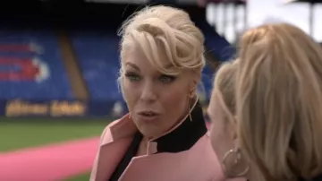 Shaun Leane Quill Grandes boucles d’oreilles portées par Rebecca Welton (Hannah Waddingham) comme on le voit dans Ted Lasso (S03E03)