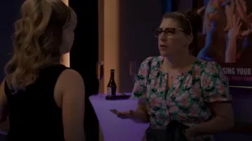 Anthropologie La mini-robe Somerset en Kelly portée par Kat (Mayim Bialik) vue dans Call Me Kat (S03E19)