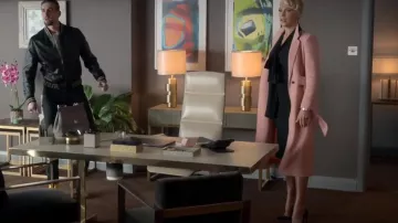 Christian Louboutin Hot Chick Scallop Pointed Toe Pump usado por Rebecca Welton (Hannah Waddingham) como se ve en Ted Lasso (S03E03)