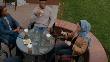 Sebby Faux-leather Belted Shacket usado por la agente especial Fatima Namazi (Medalion Rahimi) como se ve en NCIS: Los Ángeles (S14E16)