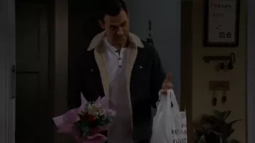 Veste Faherty Timberline portée par Max (Cheyenne Jackson) vue dans Call Me Kat (S03E19)
