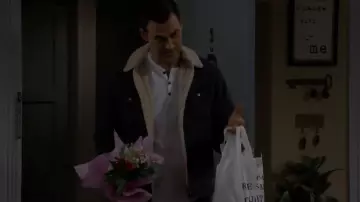 Veste Faherty Timberline portée par Max (Cheyenne Jackson) vue dans Call Me Kat (S03E19)