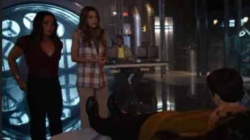 Zara The Marine Straight Jeans usados por Allegra Garcia (Kayla Compton) como se ve en The Flash (S09E07)