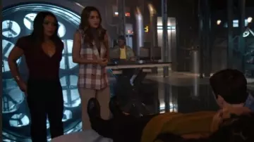 Zara The Marine Straight Jeans porté par Allegra Garcia (Kayla Compton) vu dans The Flash (S09E07)