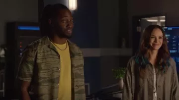 Camisa de Ted Baker Briary usada por Chester P. Runk (Brandon McKnight) como se ve en The Flash (S09E07)
