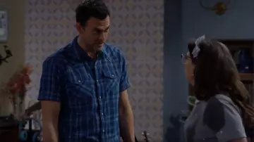 Chemise Ariat Holt Retro Fit portée par Max (Cheyenne Jackson) vue dans Call Me Kat (S03E19)