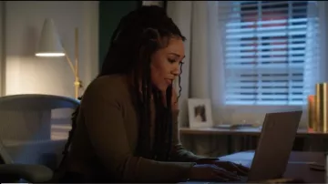 Camila Coelho Shauna Suéter usado por Iris West-Allen (Candice Patton) como se ve en The Flash (S09E07)