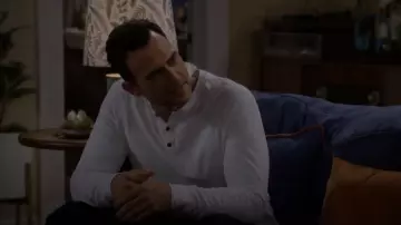 Good Man Brand Manches longues Soft Slub Jersey Henley T Shirt porté par Max (Cheyenne Jackson) comme on le voit dans Call Me Kat (S03E19)