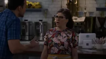 Boden Flutter Sleeve Top porté par Kat (Mayim Bialik) comme on le voit dans Call Me Kat (S03E19)