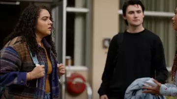 Wilfred Free The Ganna Utility Shirt Jacket porté par Nicole Herrera (Kiara Pichardo) comme on le voit dans School Spirits (S01E04)