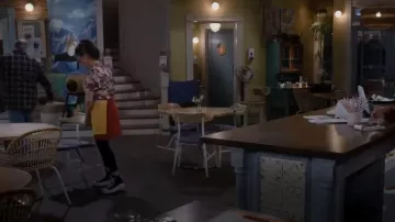 Converse Chuck Taylor All Star Move Hi Embroidery Baskets portées par Kat (Mayim Bialik) comme on le voit dans Call Me Kat (S03E19)