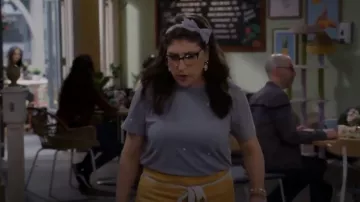 Rails Clothing Classic Crew Tee porté par Kat (Mayim Bialik) comme on le voit dans Call Me Kat (S03E19)